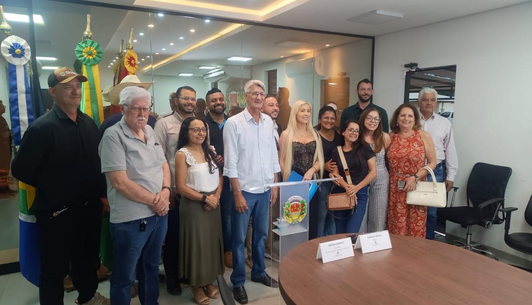 Prefeito Chico Gamba assina ordens de serviço e autoriza obras de pavimentação em três bairros; investimento chega a R$ 7,1 milhões