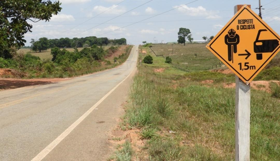 Prefeitura de Nova Monte Verde instala placas de alerta para ciclistas em trecho da MT-208