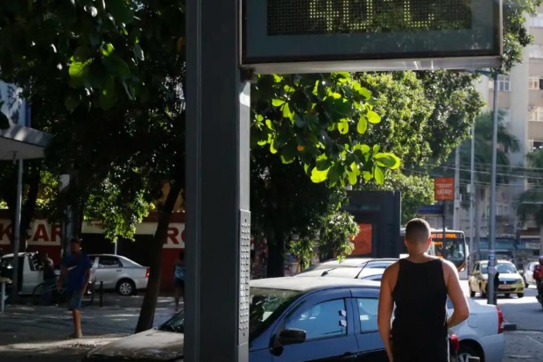 Carnaval deve ser de calor forte e pouca chuva na maior parte do país