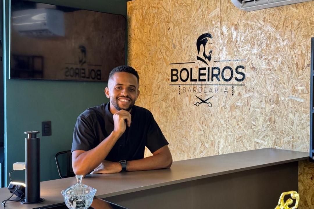 Desenvolve MT apoia empreendedor com crédito para abrir segunda barbearia