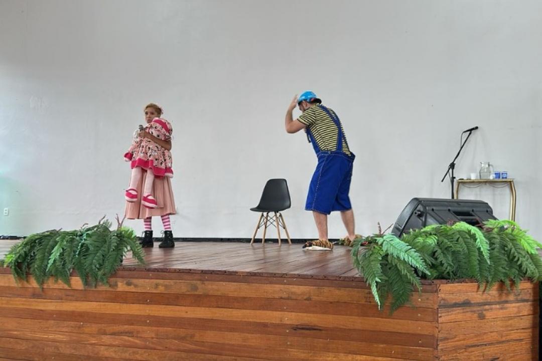 Prevenção começa na escola: apresentação teatral em Paranaíta impacta centenas de estudantes