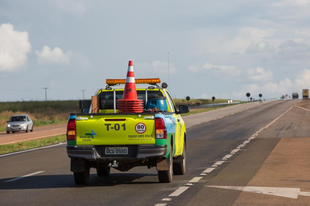 BR-163: vagão de carreta tomba em serra e carga se espalha na pista