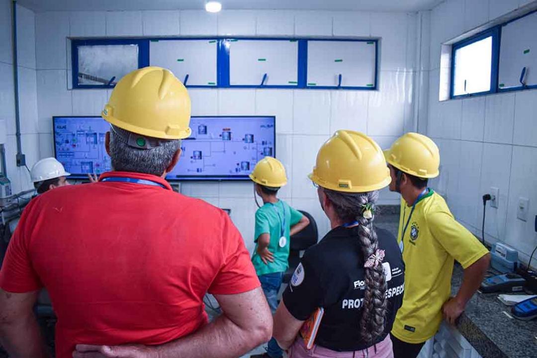 Crianças atendidas pela Secretaria de Assistência Social e Cidadania visitam estação de captação e tratamento de água