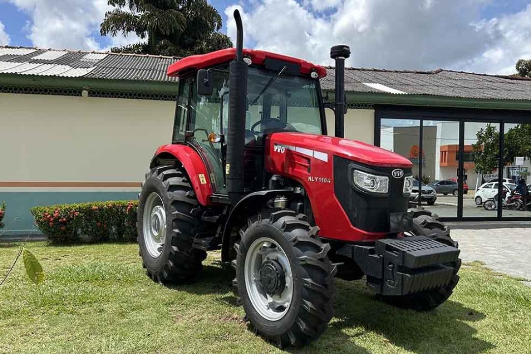 Administração Municipal adquire trator para fortalecer a agricultura familiar