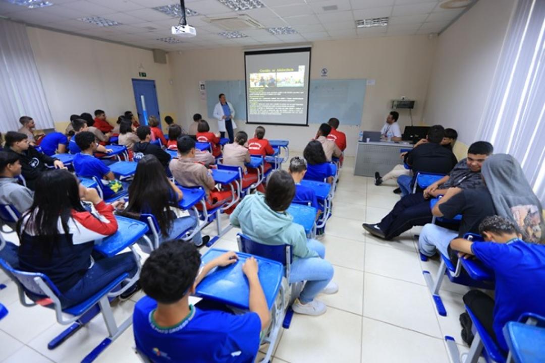 Secretaria de Saúde realiza palestras educativas com alunos do SENAI em Alta Floresta