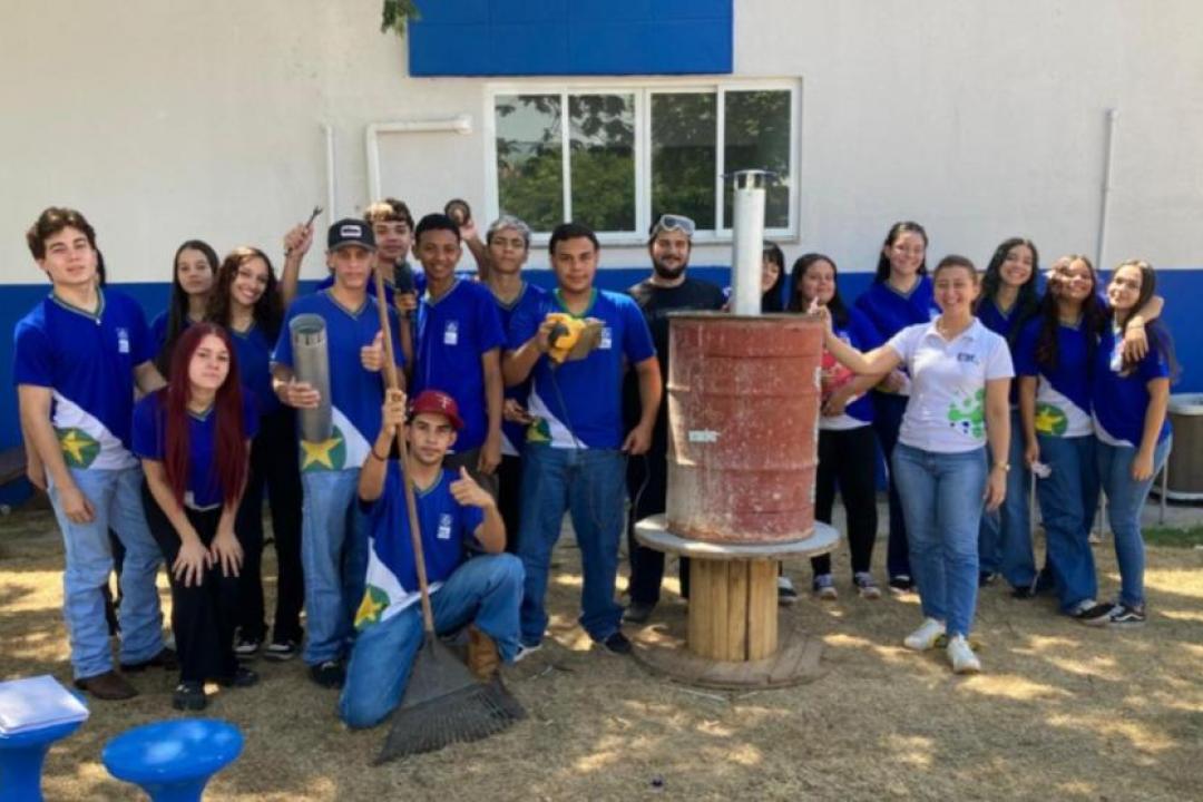 Estudantes da Escola Técnica Estadual de Alta Floresta constroem defumador artesanal durante aulas práticas