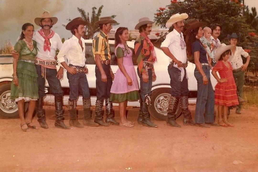 Exposição na Galeria Lava Pés apresenta universo do povo cigano em Mato Grosso