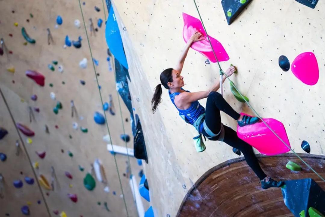 Marina Dias conquista bicampeonato no Mundial de escalada paralímpica