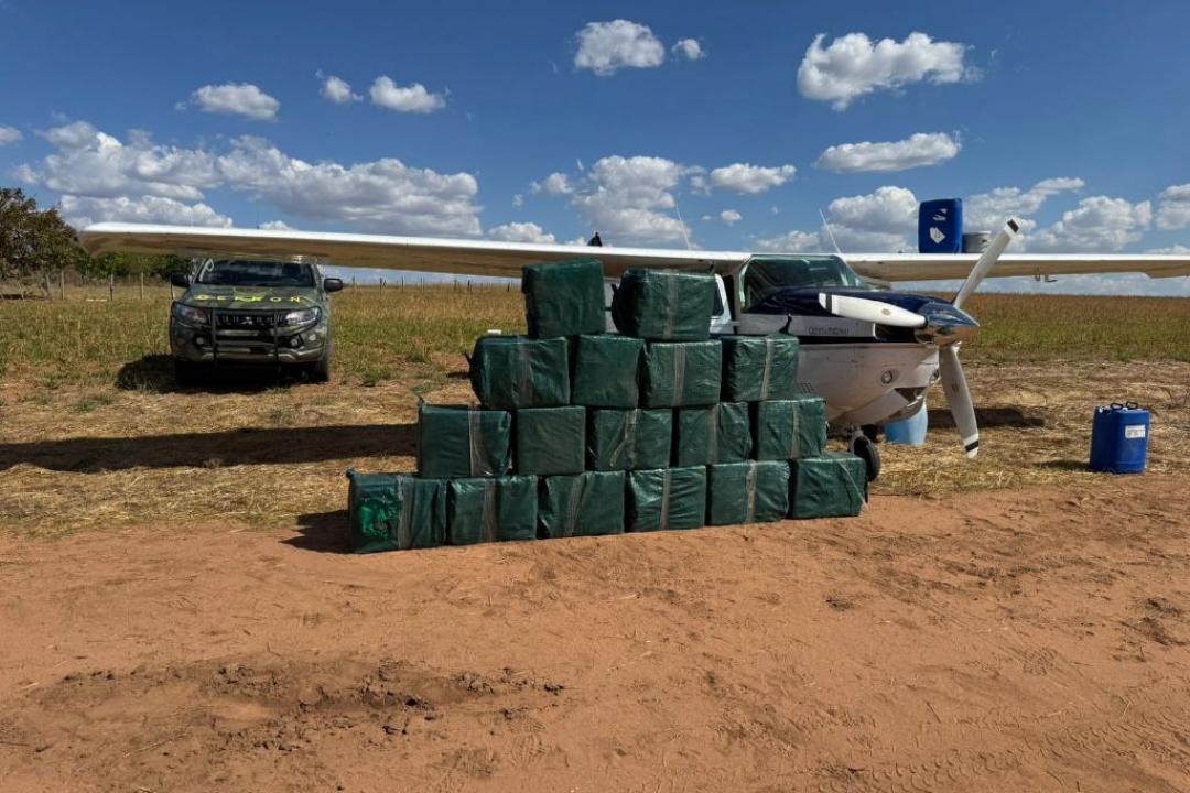 Forças de segurança apreendem avião com 1 tonelada de cocaína e causam prejuízo de R$ 28 milhões às facções criminosas