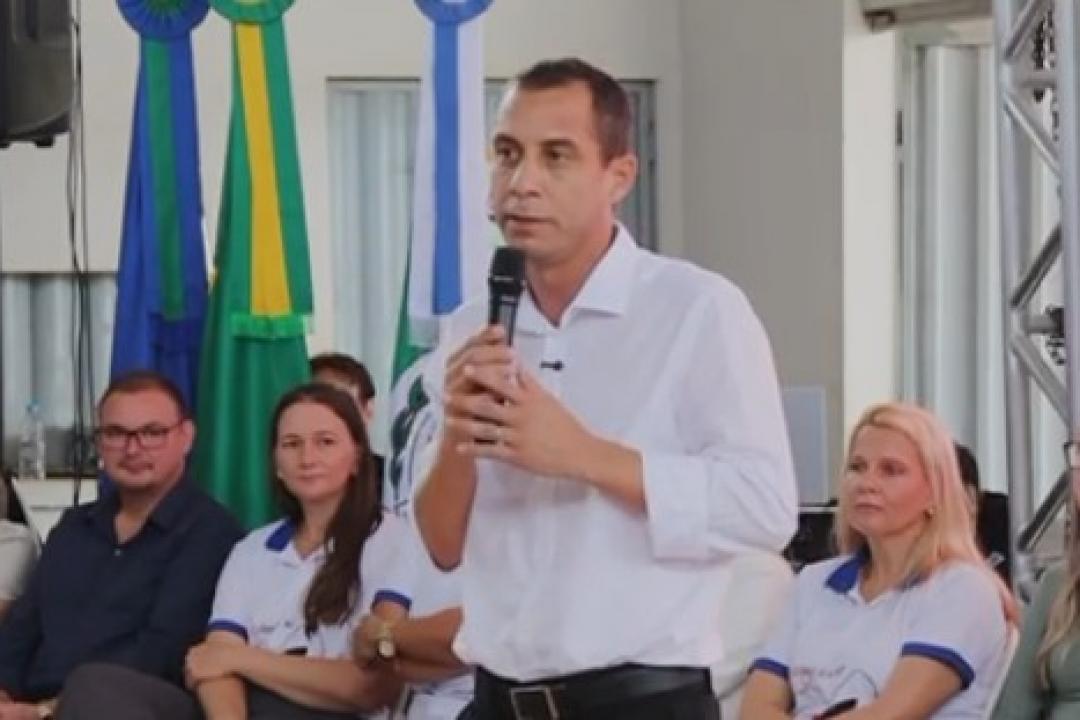 Prefeito de Nova Monte Verde destaca investimentos e avanços na educação durante seminário de boas práticas