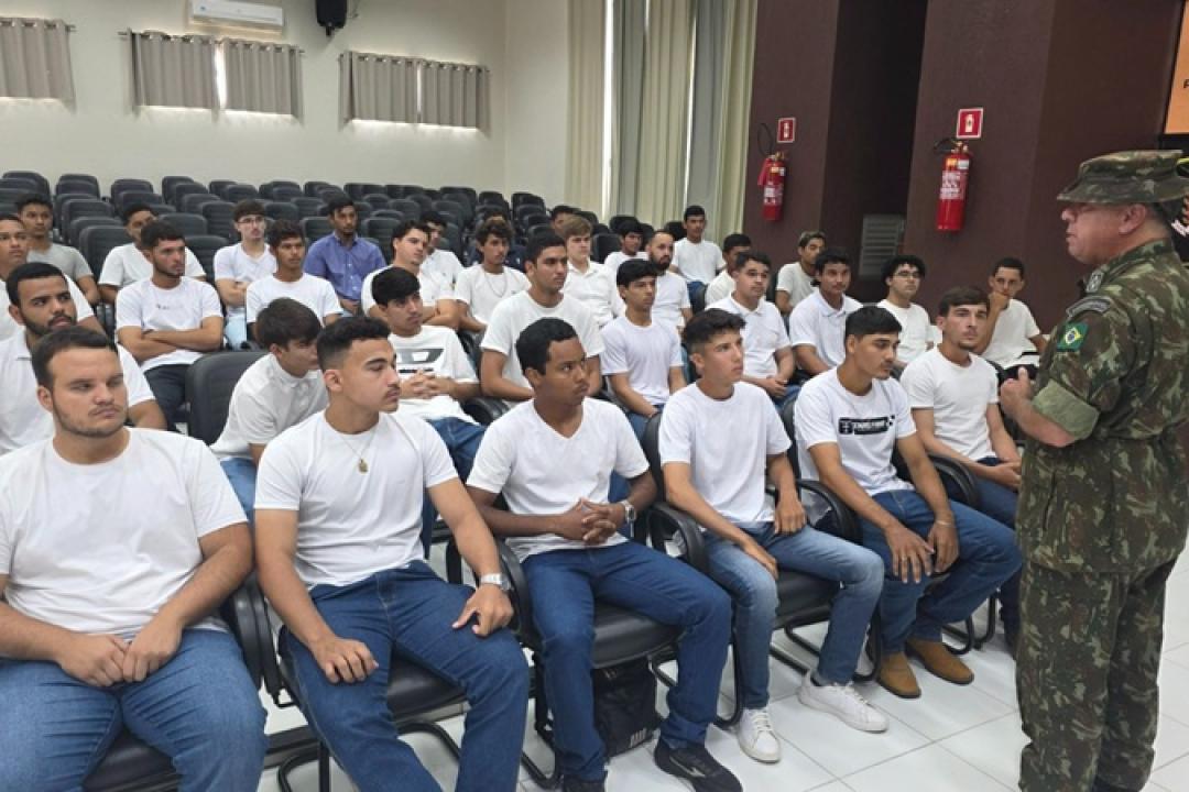 Jovens dispensados do Serviço Militar participação de cerimônia de Juramento à Bandeira em Paranaíta