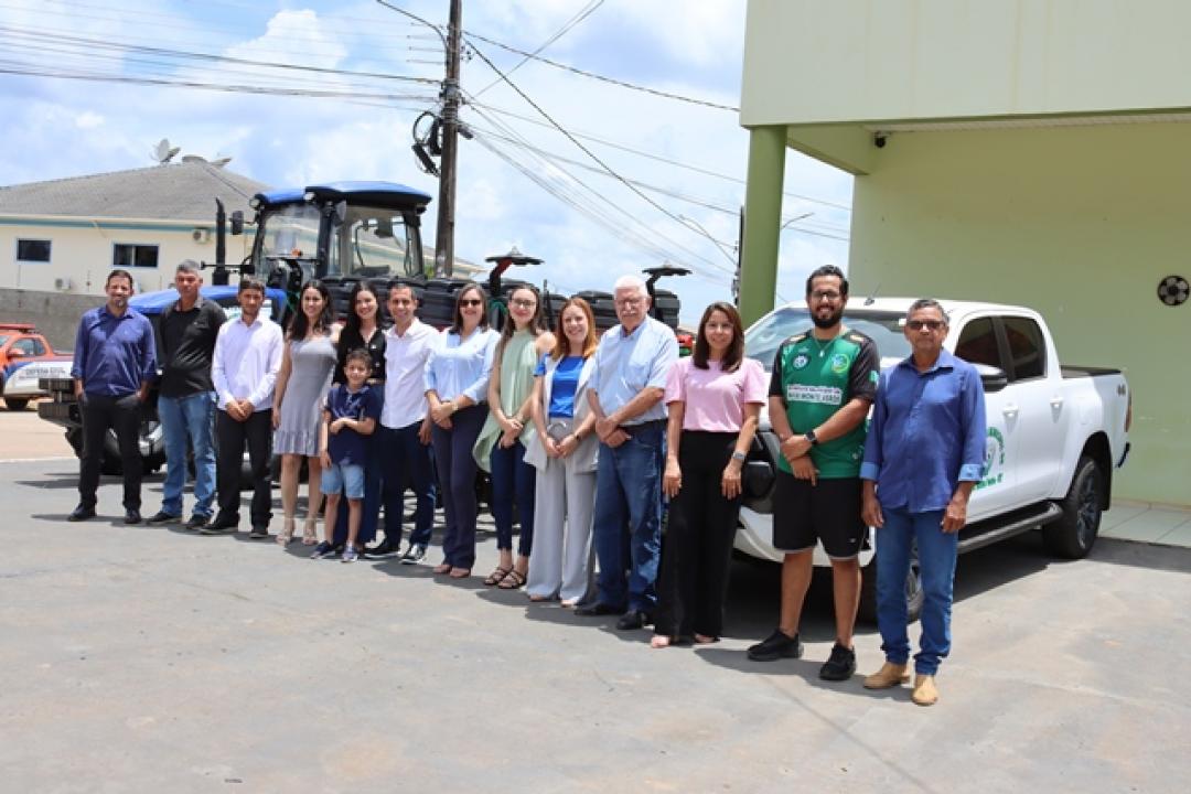 Nova Monte Verde recebe trator de pneus, plantadeiras e caminhonete Hilux