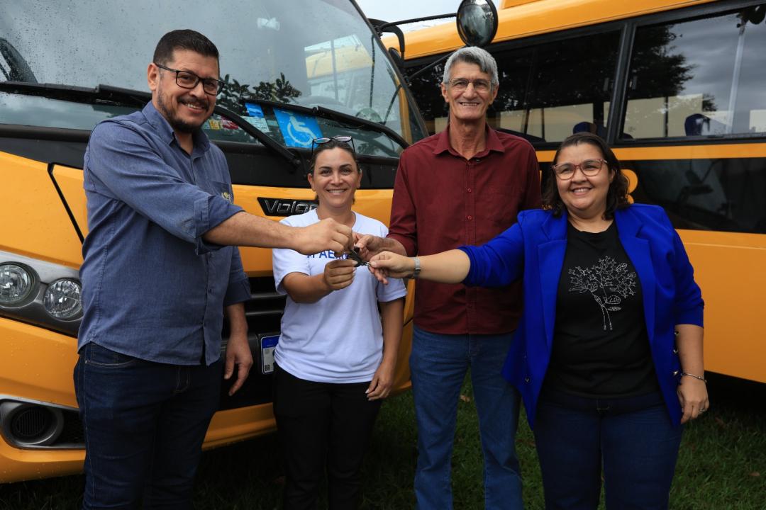 Prefeitura de Alta Floresta entrega dois ônibus novos para reforçar o atendimento da APAE e da Secretaria de Educação