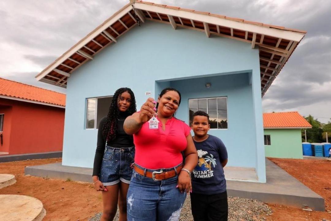 Governo de MT entrega chaves de 32 casas gratuitas do SER Família Habitação a famílias de Paranaíta