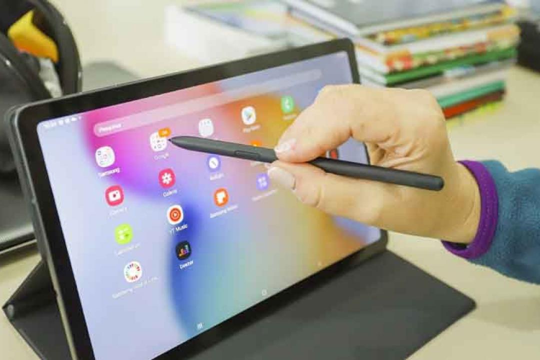 Professora é alvo da PF por desvio de Chromebooks em escola de MT