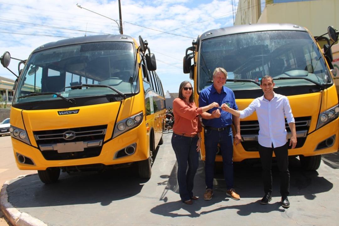 Nova Monte Verde: Prefeito Edemilson Marino entrega dois novos ônibus e amplia frota escolar
