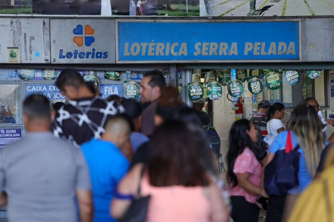 Lotéricas ficam cheias em dia de sorteio da Mega da Virada