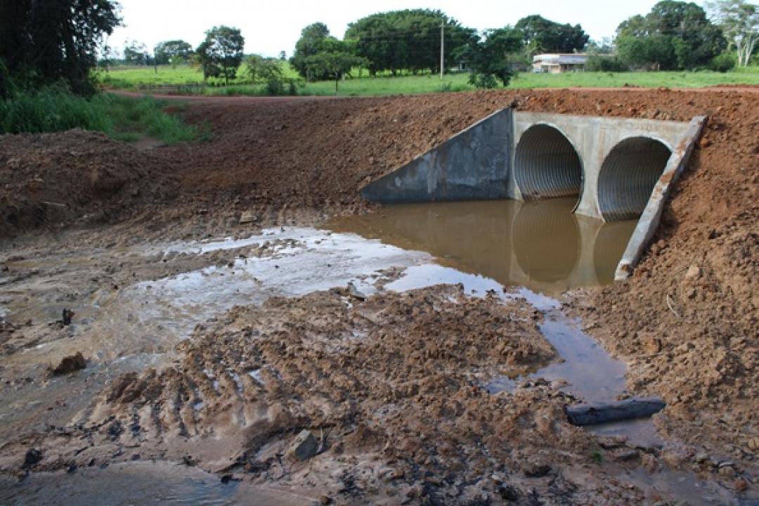 Prefeitura conclui substituição de bueiros de madeira por tubulares metálicos na MT 417