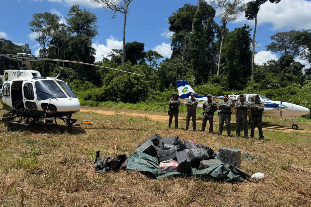 PM de Mato Grosso apreende 500 kg de cocaína em pista clandestina no Pará e prende piloto em Sinop