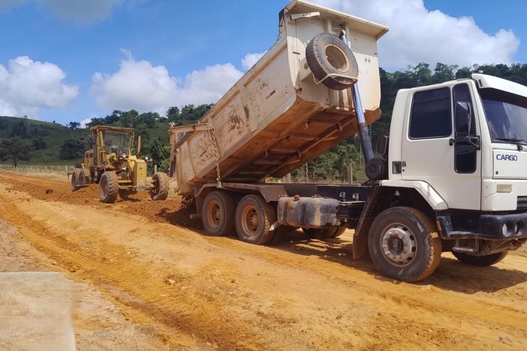 Prefeitura intensifica recuperação de pontes e cascalhamento em pontos críticos das estradas rurais do município