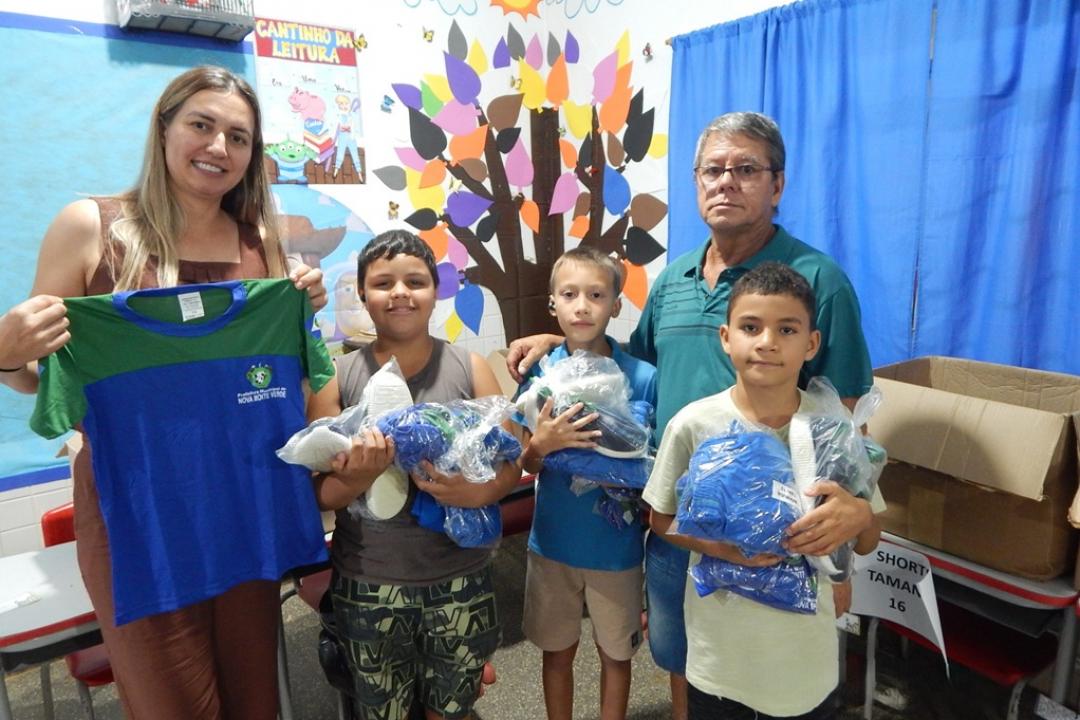 Prefeitura de Nova Monte Verde realiza entrega de kits de Uniformes Escolares, por meio do programa “Mais Acesso: Uniforme Garantido”