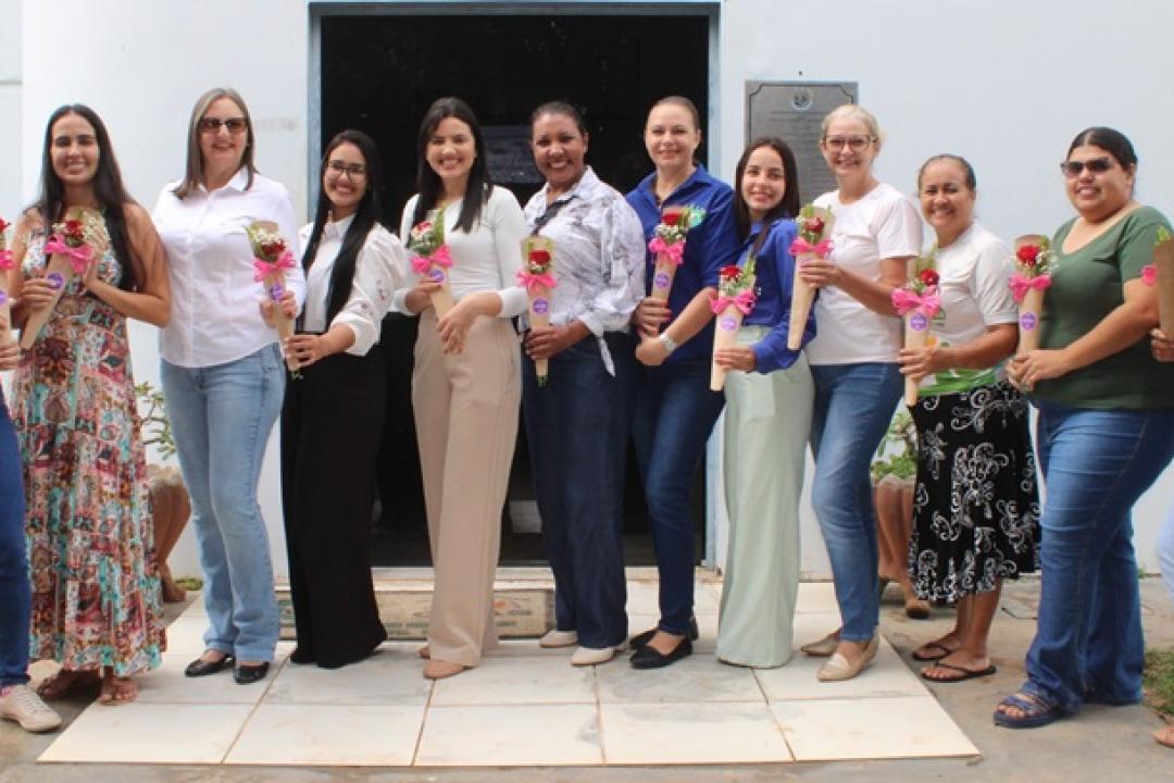 Prefeitura de Nova Monte Verde celebra Dia da Mulher com entrega de rosas às servidoras