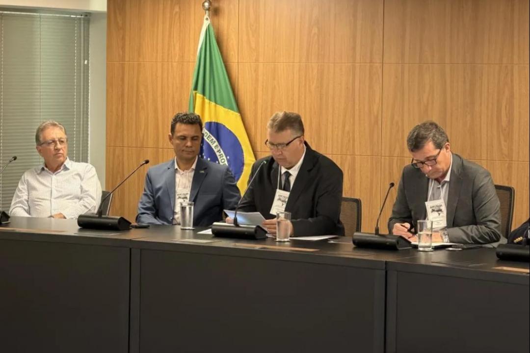 Prefeito e vice de Paranaíta reforçam defesa de interesses municipais em encontro nacional da AMUSUH em Brasília