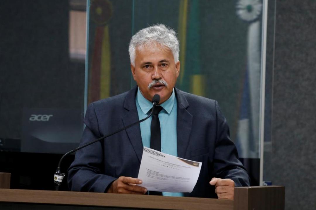 Vereador Naldo da Pista cobra melhorias em abastecimento de água e conclusão de escola em comunidade rural