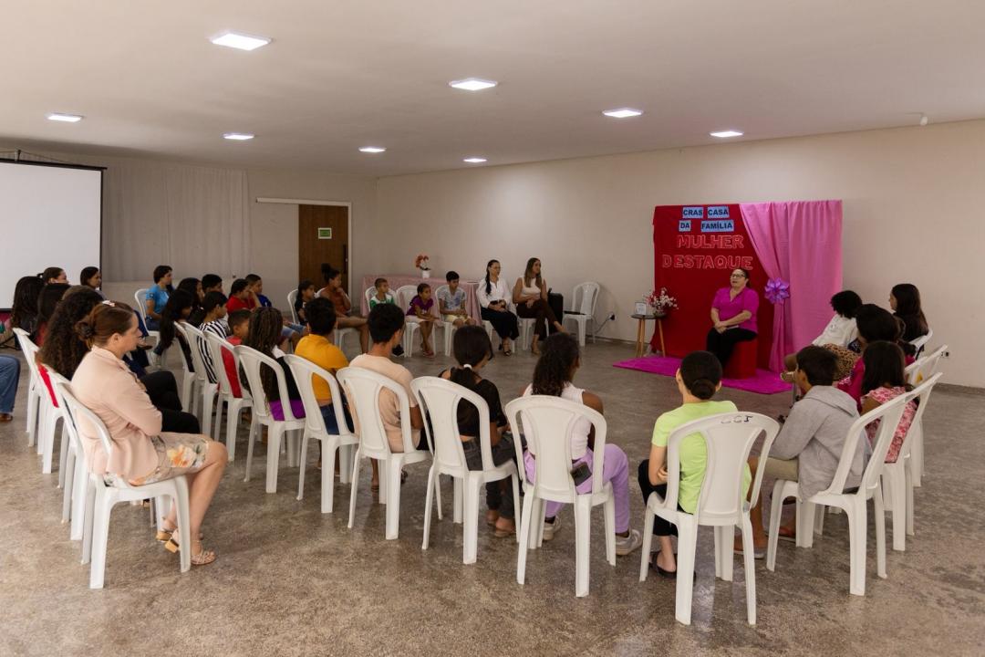 Primeira-dama Vilma Gamba participa de encontro com crianças no CRAS Casa da Família