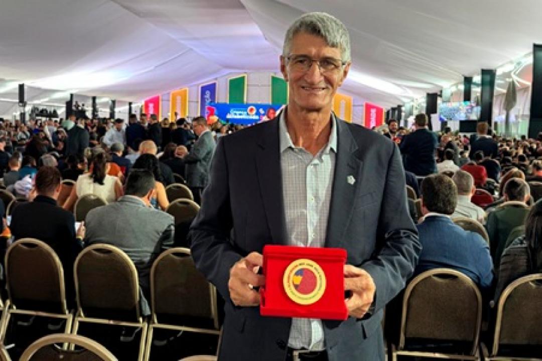 Chico Gamba recebe prêmio nacional em Brasília após conquista estadual e destaca avanço histórico da educação em Alta Floresta