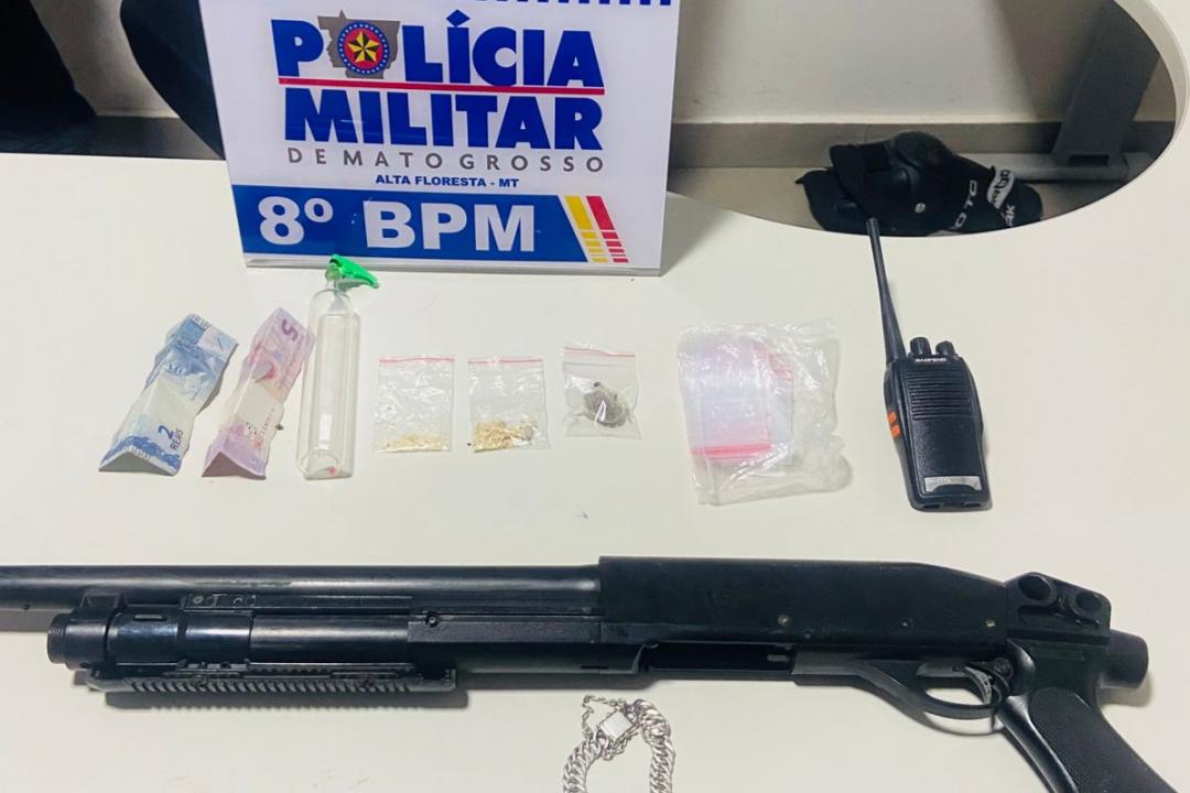 PM apreende drogas e simulacro de arma em operação no Cidade Alta