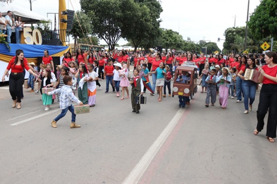 Alta Floresta celebra 50 anos com desfile cívico histórico na avenida Ariosto da Riva