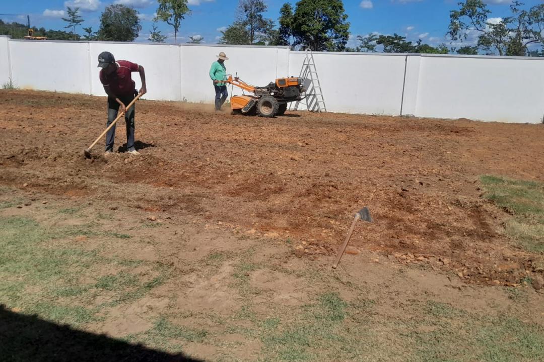 Revitalização do centro de Nova Monte Verde inclui reaproveitamento de gramado em escolas municipais