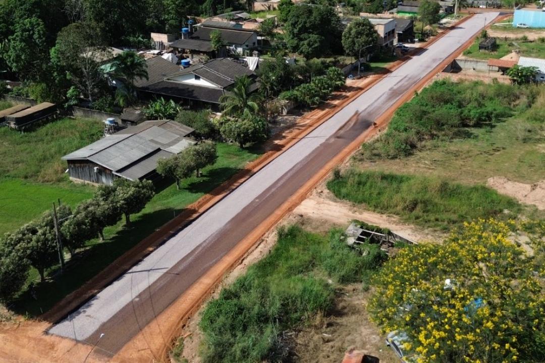 Moradores de Nova Monte Verde celebram conclusão de pavimentação asfáltica na Rua Roberto J. Ferreira