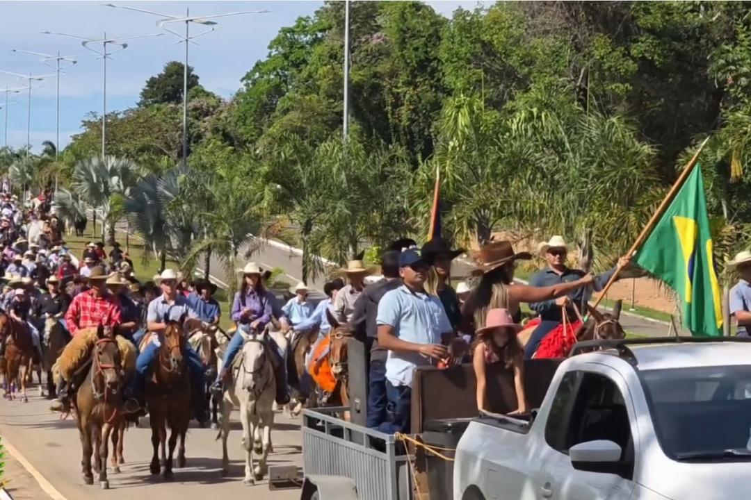 Cavalgada Exposhow abre as comemorações dos 47 anos de Paranaíta com fé, tradição e confraternização