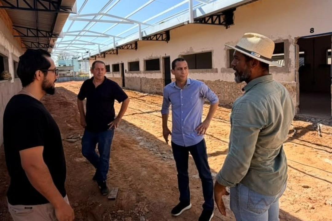 Prefeito Edemilson Marino acompanha obras de reforma e ampliação da Escola Municipal Monte Verde