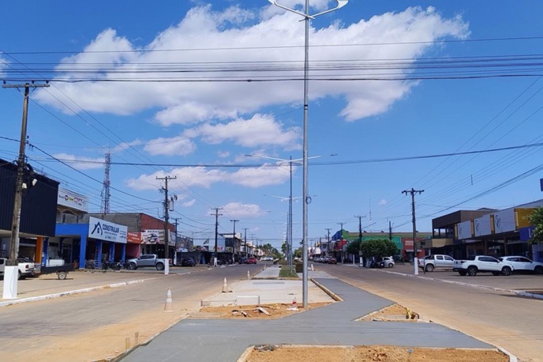 Prefeito Edemilson Marino acompanha avanço das obras de revitalização da área central de Nova Monte Verde