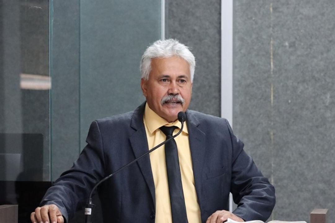 Naldo da Pista indica elaboração de projeto para asfaltamento da Pista do Cabeça