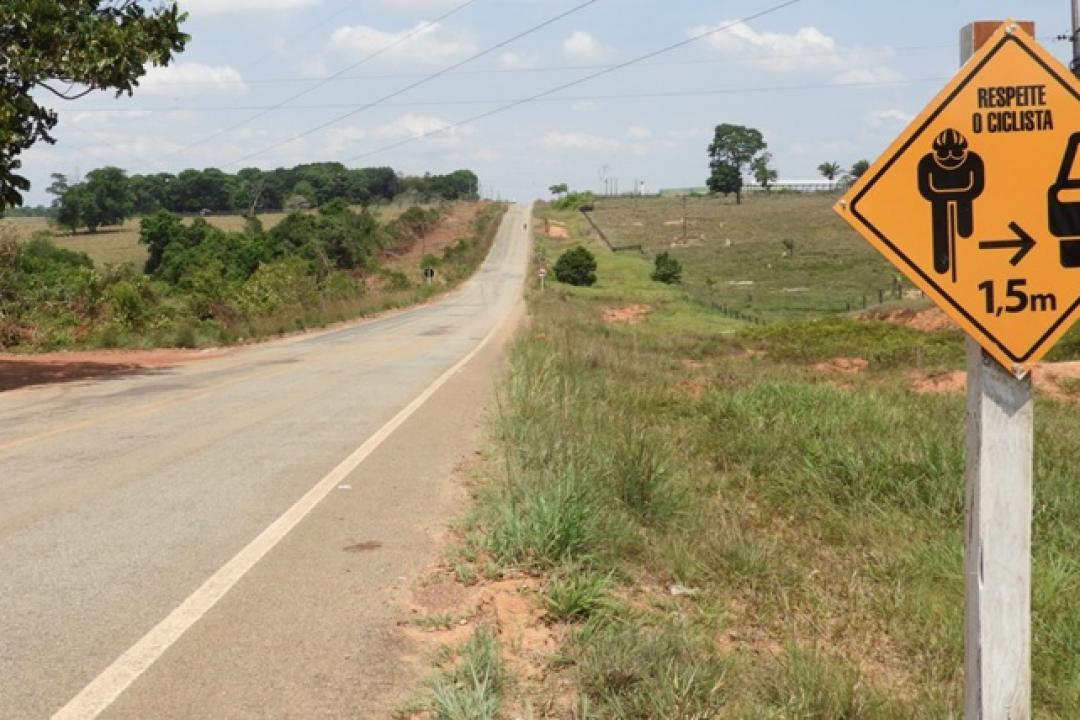 Prefeitura de Nova Monte Verde instala placas de alerta para ciclistas em trecho da MT-208