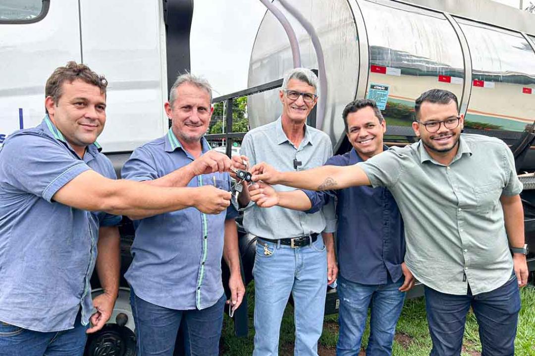 Administração Municipal realiza entrega de caminhão isotérmico para COMOV
