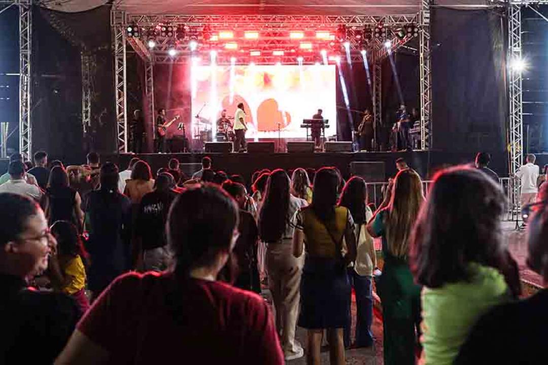 Clóvis Pinho encerra primeira noite do Vira Floresta