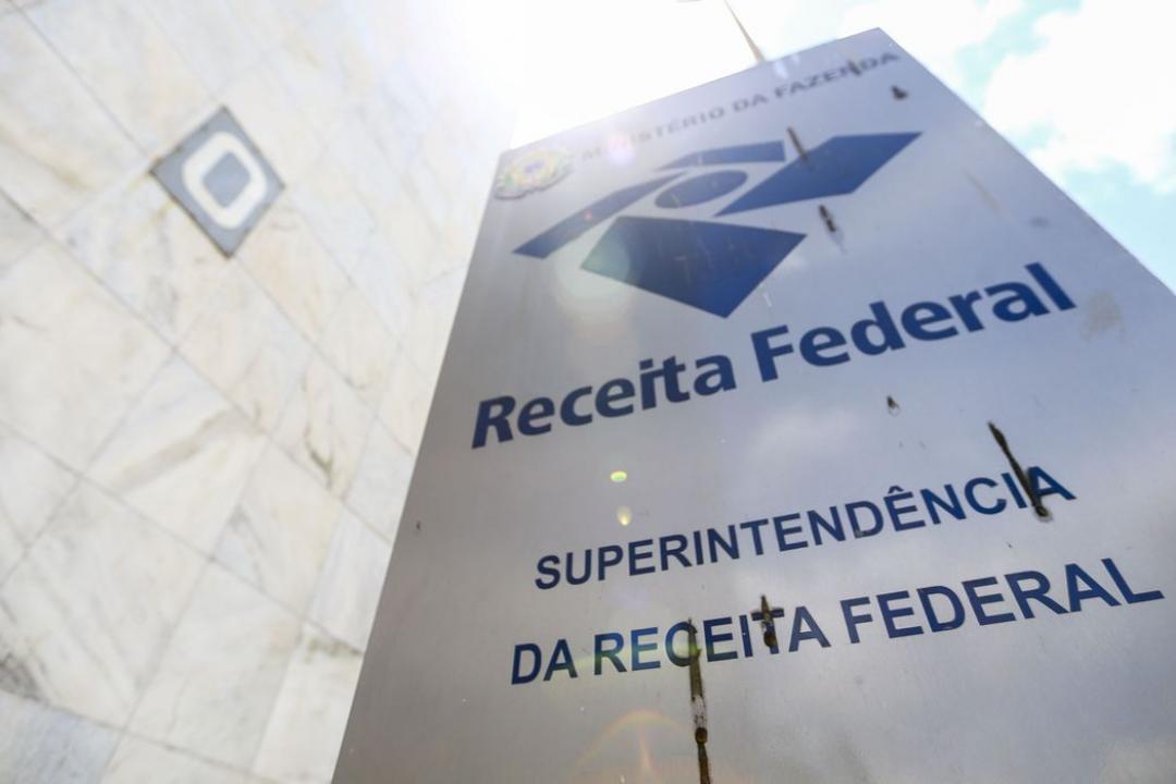Receita alerta para golpes com taxa falsa sobre Pix