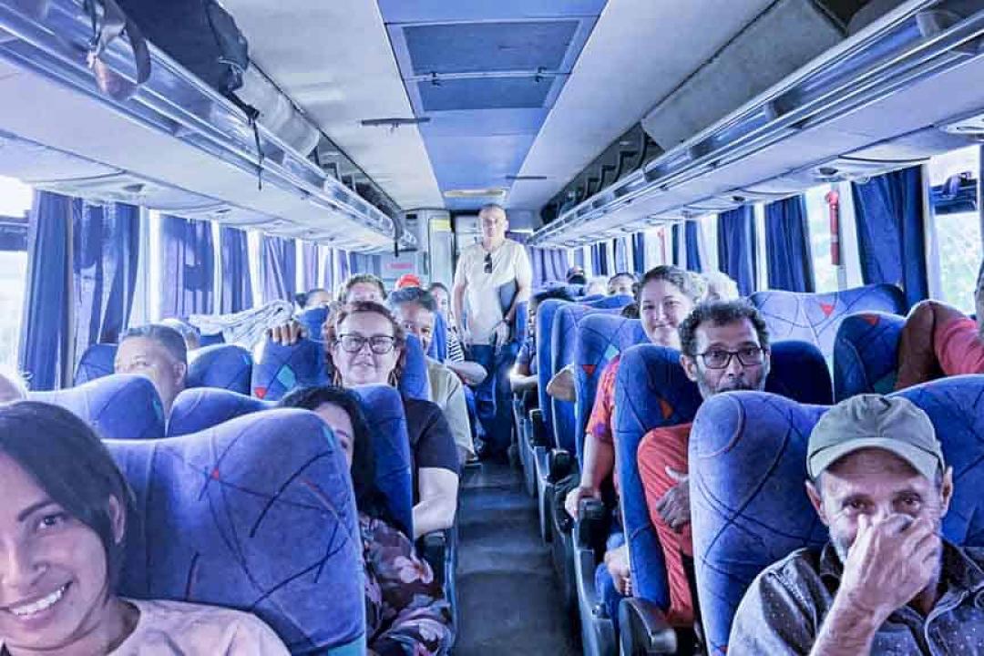 Secretário de Saúde acompanha embarque de pacientes para Sinop. Saída de ônibus para Cuiabá está em novo horário