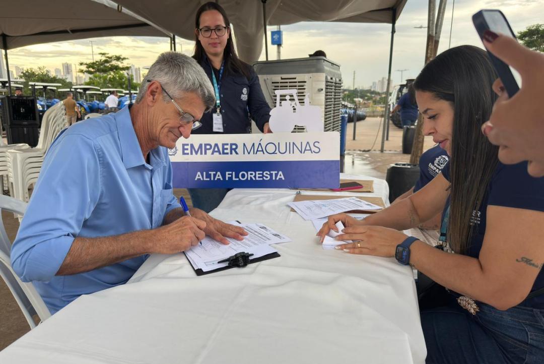Prefeitura de Alta Floresta recebe trator por meio de programa estadual de mecanização agrícola