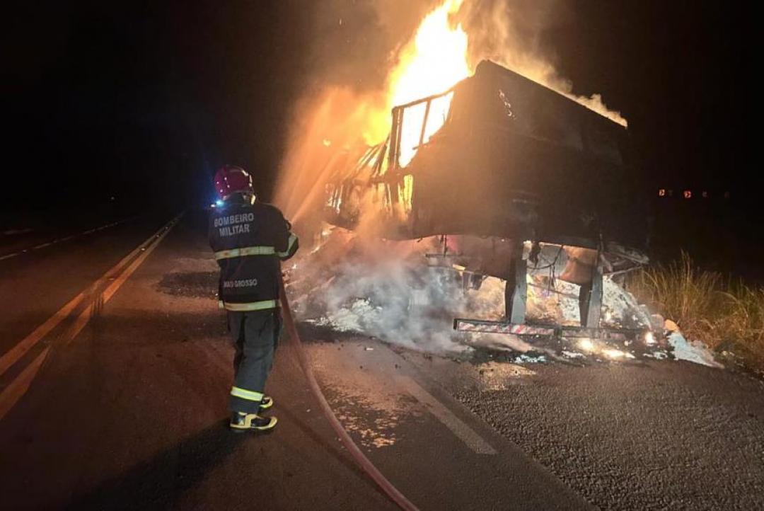 Carreta com farinha de trigo é destruída por incêndio na BR-070, próximo a Campo Verde