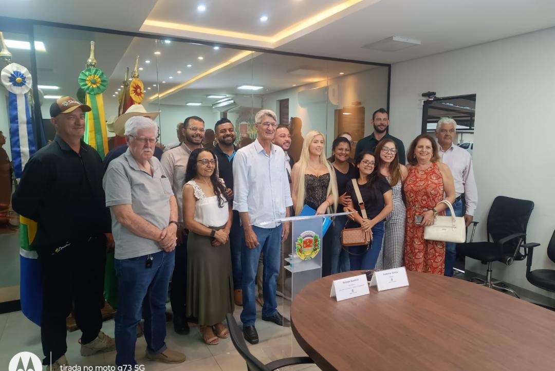Prefeito Chico Gamba assina ordens de serviço e autoriza obras de pavimentação em três bairros; investimento chega a R$ 7,1 milhões