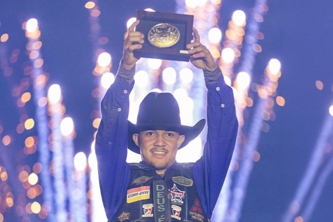 O jovem fenômeno João Paulo Velasco venceu a etapa da PBR no Itaquá Rodeio Fest e assumiu a liderança do Brasileirão