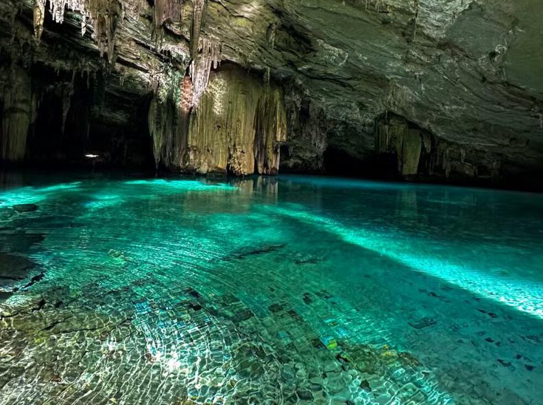 Seis turistas e guia são detidos por invadir gruta paradisíaca interditada há 20 anos em MT