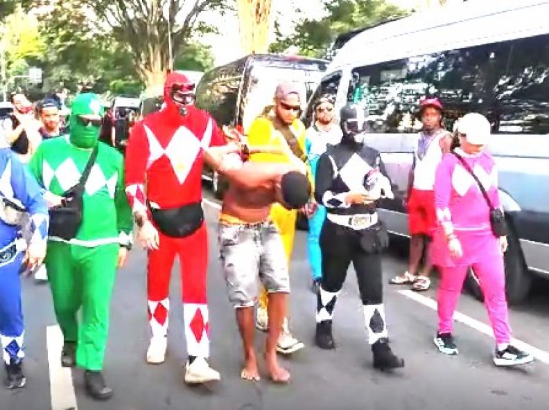 Policiais civis fantasiados prendem homem com celulares roubados em SP