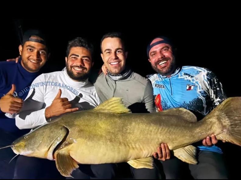 Henrique, da dupla com Juliano posa em vídeo com pirarara em pescaria no Teles Pires em Apiacás